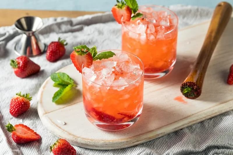 Pyszne drinki z mrożonymi truskawkami, które orzeźwiają latem