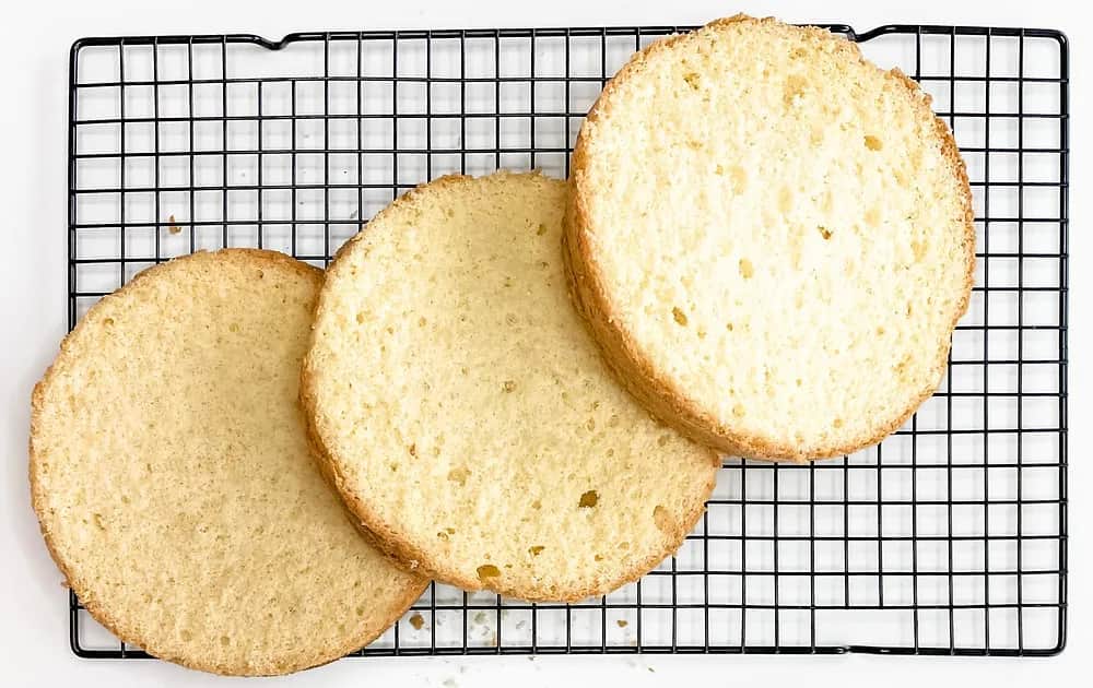 Ile dni wcześniej można upiec biszkopt na tort, aby uniknąć problemów?