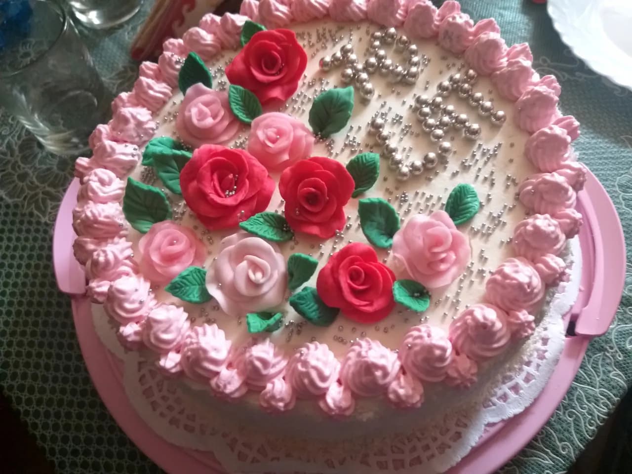 Jak udekorować tort na 70 urodziny, aby zaskoczyć solenizanta