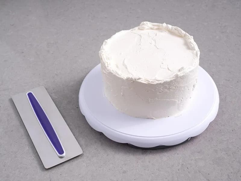 Jak otynkować tort śmietaną: proste triki na idealne wykończenie