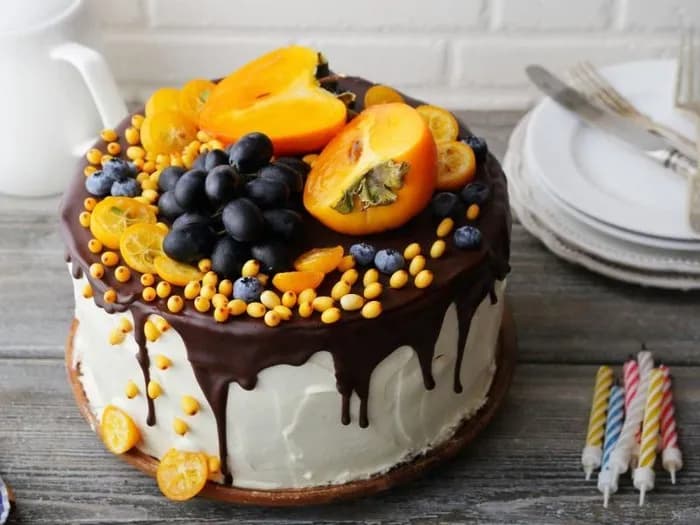 Jak ozdobić tort w domu - proste i kreatywne pomysły na dekorację