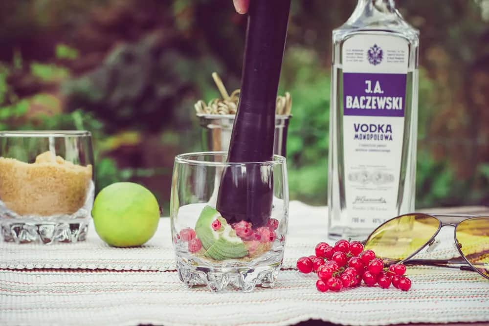 Najlepsze drinki z wódki porzeczkowej, które zaskoczą Twoich gości