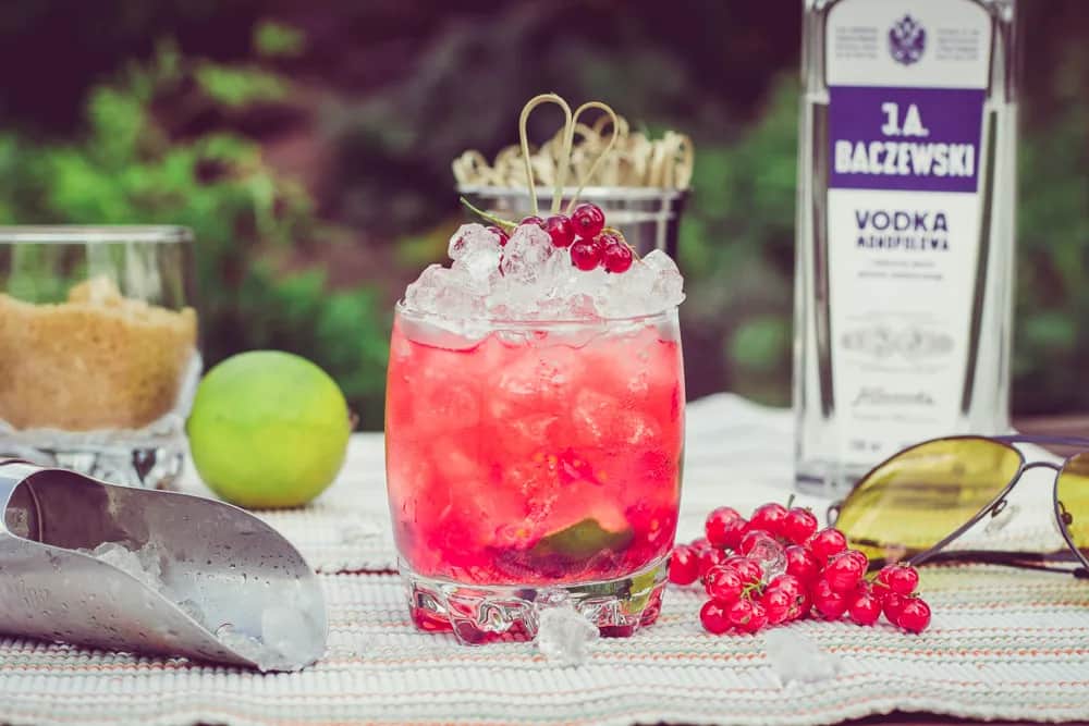 Najlepsze drinki z wódką porzeczkową, które zachwycą Twoje podniebienie