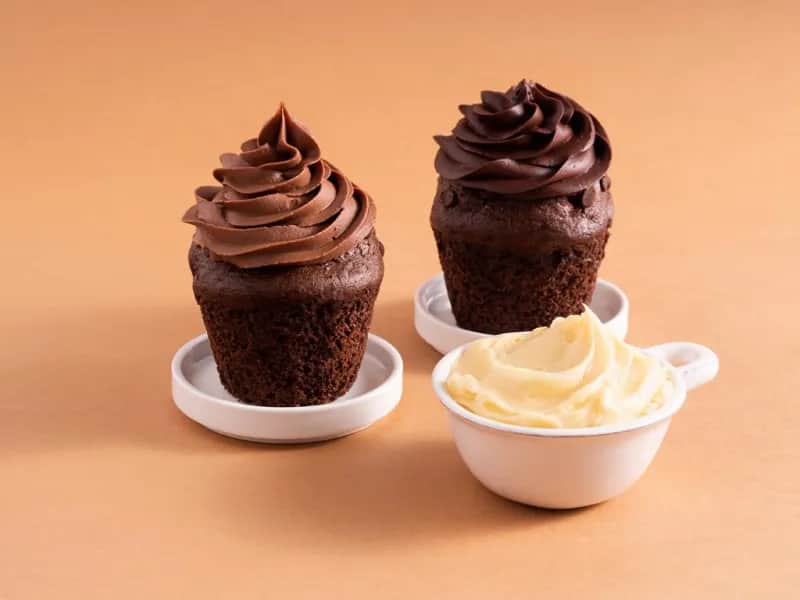 Jaki krem do dekoracji tortu: najlepsze rodzaje i porady na start