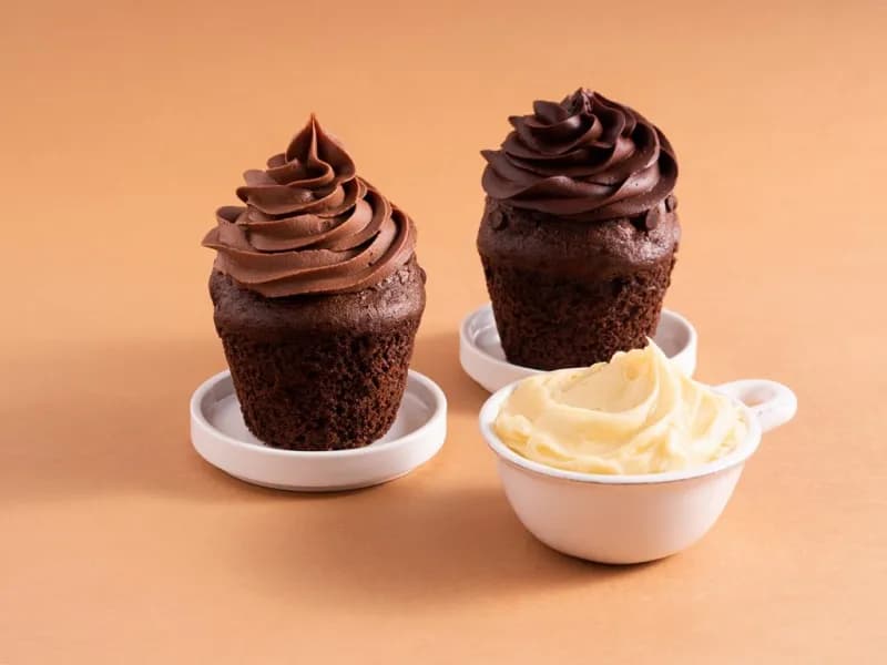 Jaki krem do dekoracji tortu: najlepsze rodzaje i porady na start