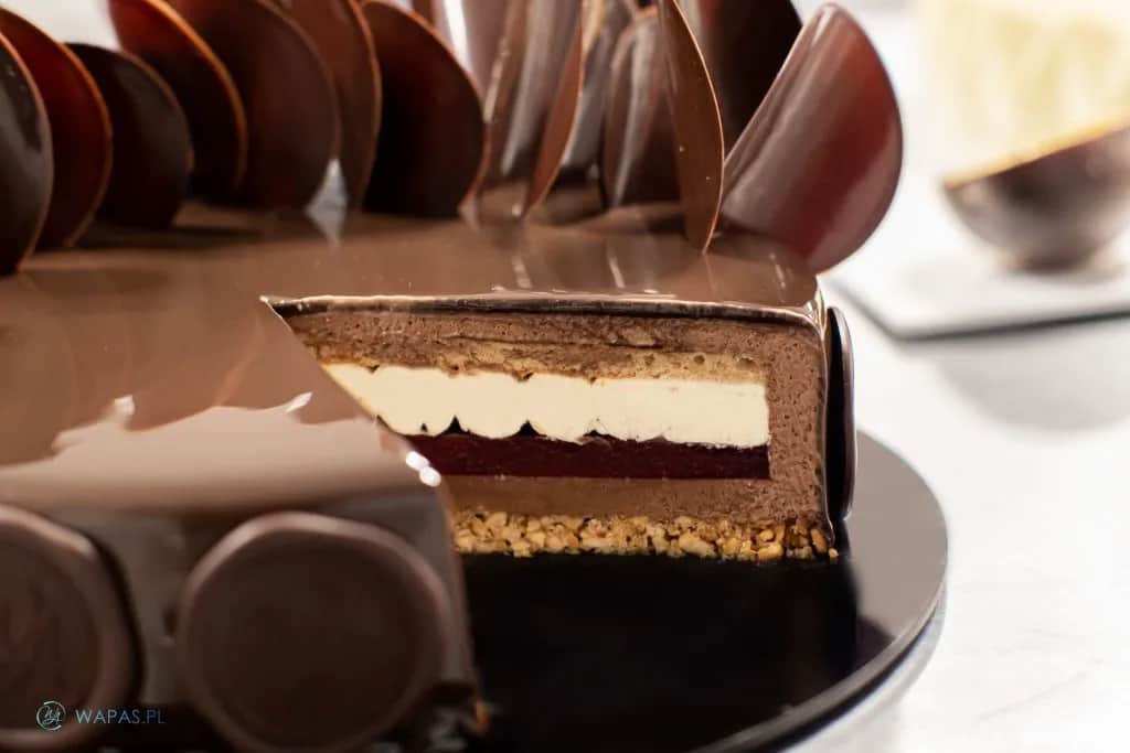 Jak pokroić tort okrągły, aby uzyskać idealne kawałki bez uszkodzeń