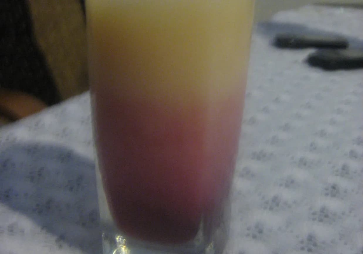 Orzeźwiający drink z wiśniówką i sokiem bananowym na lato