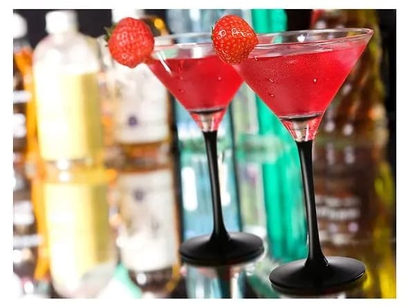 Najlepsze drinki z martini czerwonym, które zachwycą Twoich gości