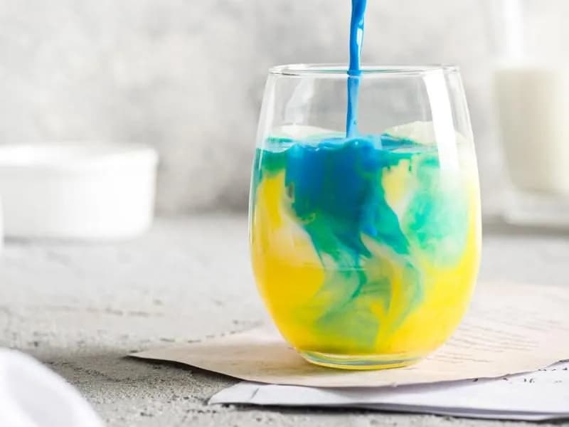 Najlepsze drinki z blue curacao i rumem, które musisz spróbować