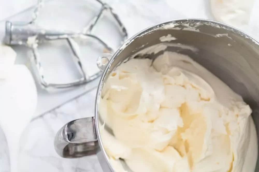 Jak wybielić tynk do tortu – proste sposoby na idealnie biały fondant