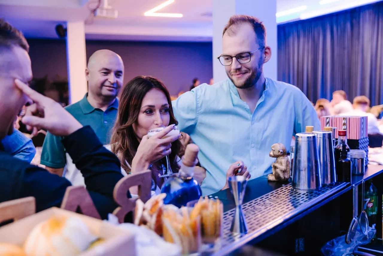 Jak stworzyć kreatywne menu drinków w barze, które zachwyci gości