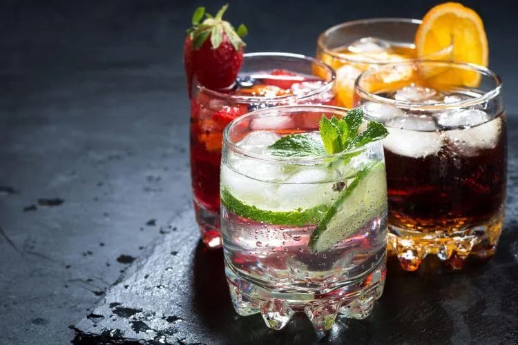 Najlepsze przepisy na drinki czerwone, które zachwycą Twoich gości