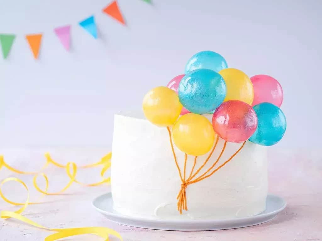 Jak ładnie udekorować tort - proste metody na zachwycającą dekorację