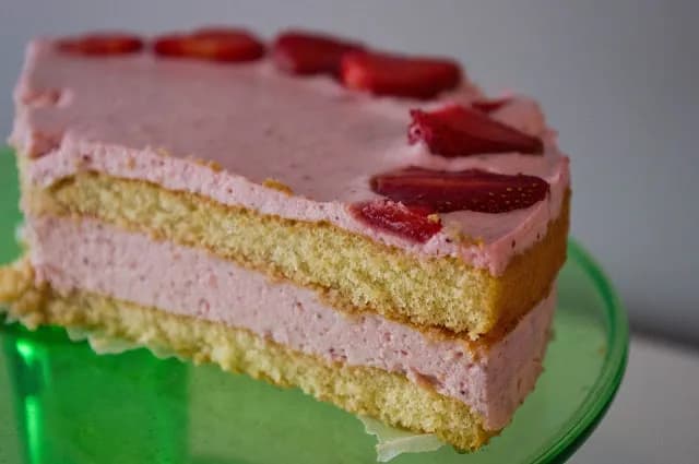 Jak zrobić masę truskawkową do tortu, by zaskoczyć gości smakiem