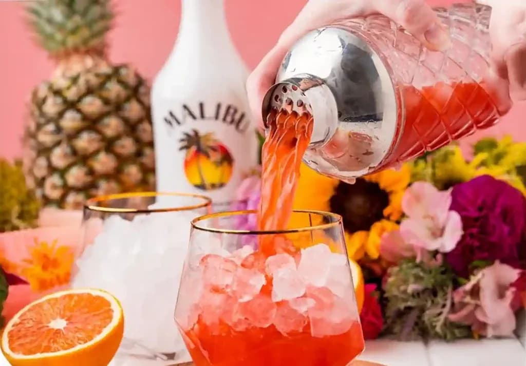 Najlepsze drinki z Malibu: Przepisy na orzeźwiające koktajle