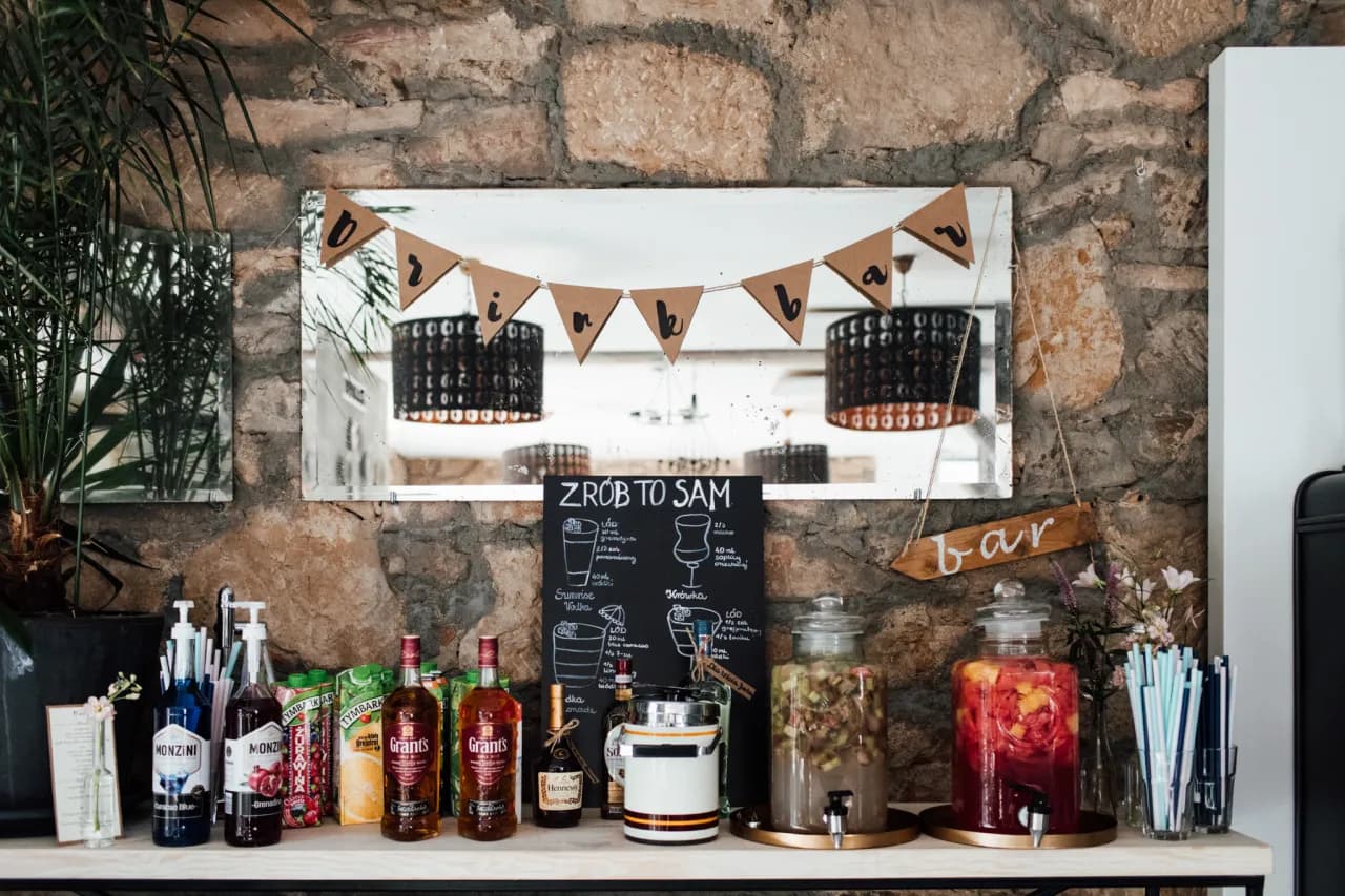 Jak stworzyć wyjątkowy drink bar na wesele DIY, który zachwyci gości