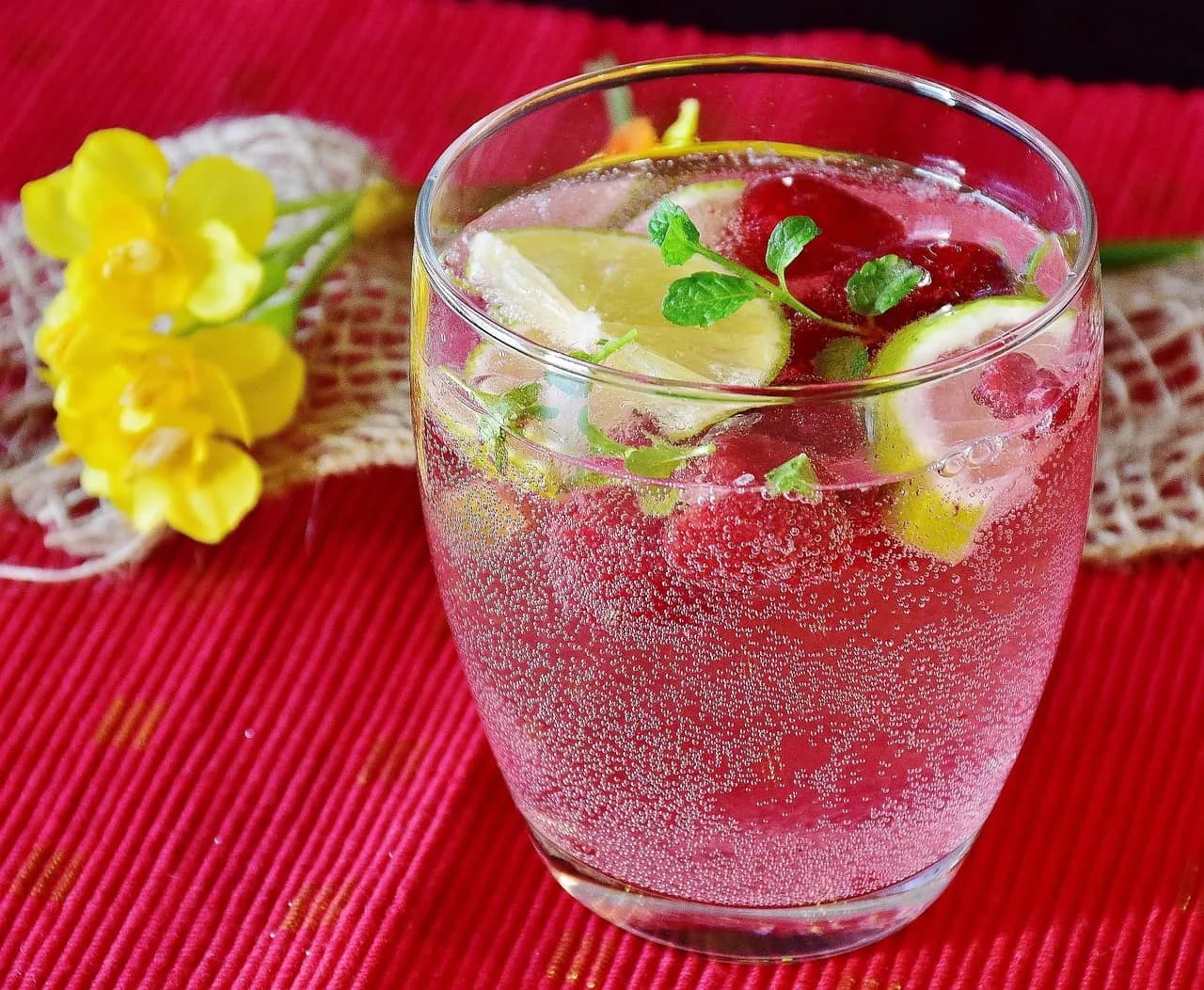 Najlepsze drinki z czerwonego wina – proste przepisy i porady dla każdego
