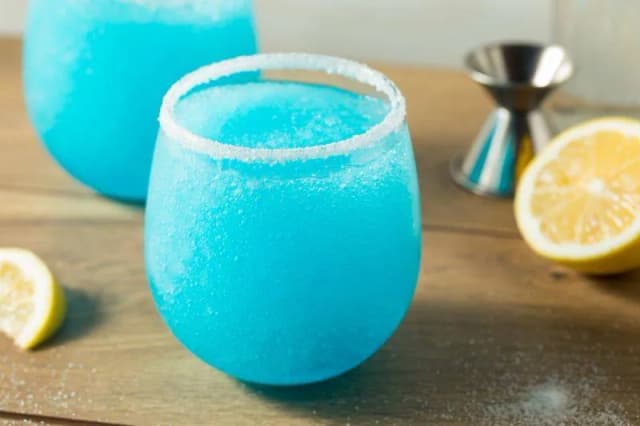 Proste drinki z blue curacao i wódką – przepisy, proporcje i porady dla każdego