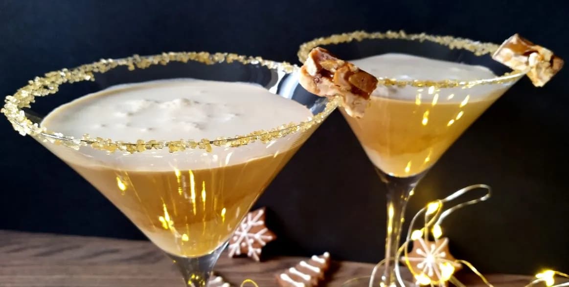 Najlepsze drinki z likierem karmelowym, które zachwycą Twoich gości