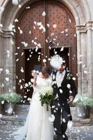 Ile tub konfetti przed kościołem? Jak uniknąć chaosu w trakcie ceremonii