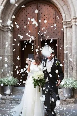 Ile tub konfetti przed kościołem? Jak uniknąć chaosu w trakcie ceremonii