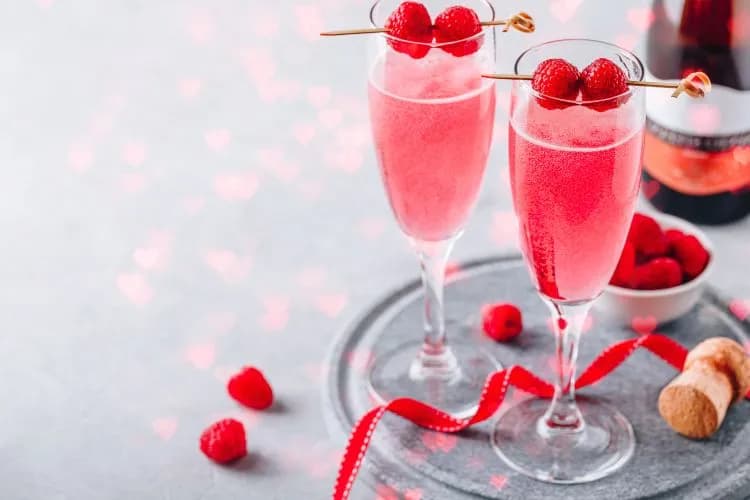Pomysły na drinki z wina musującego, które zachwycą gości