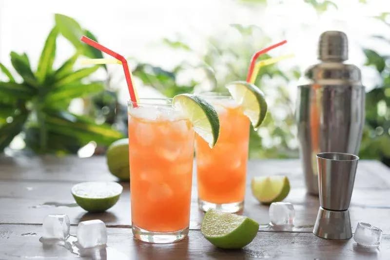 Pyszne drinki ze Spritem, które zaskoczą Twoich gości