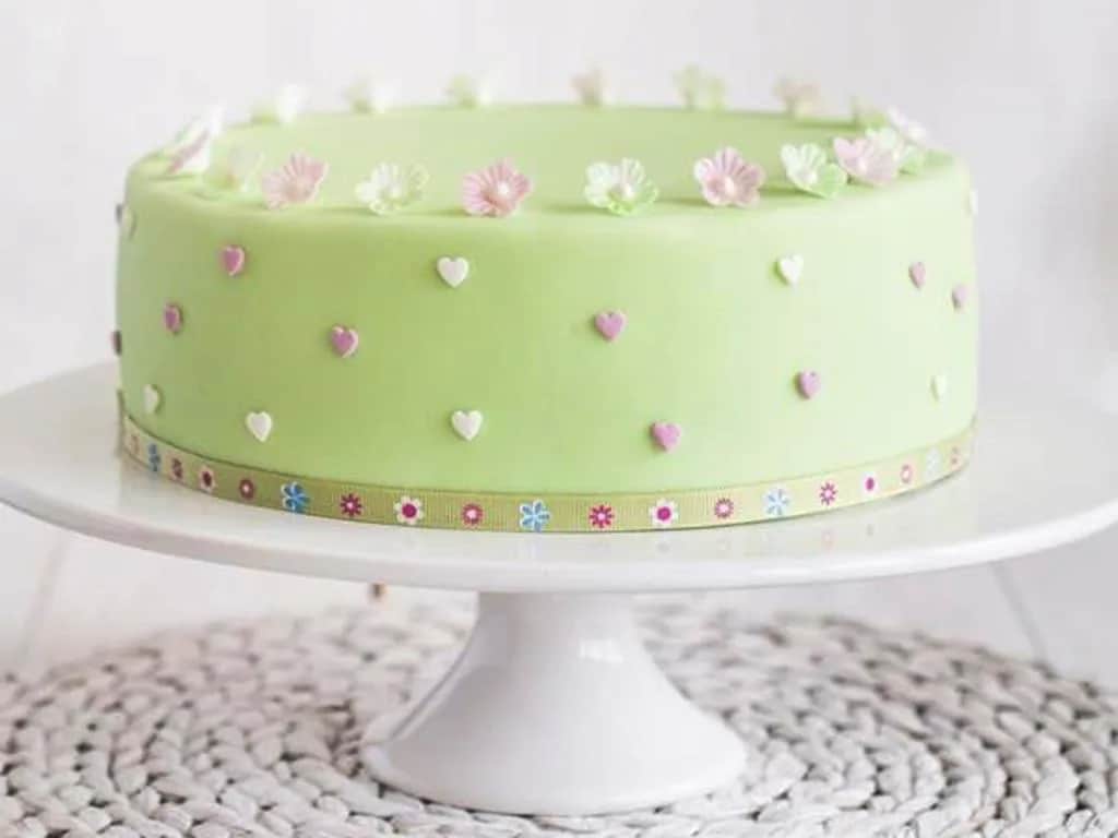 Jak obłożyć tort masą cukrową i uniknąć najczęstszych błędów