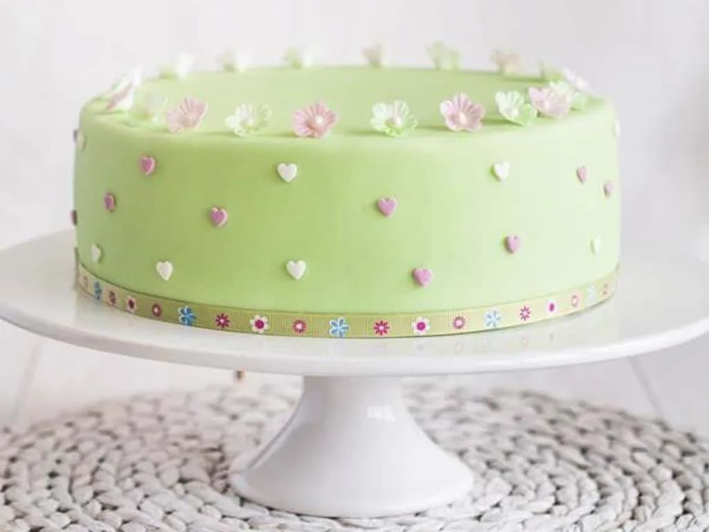 Jak obłożyć tort masą cukrową i uniknąć najczęstszych błędów