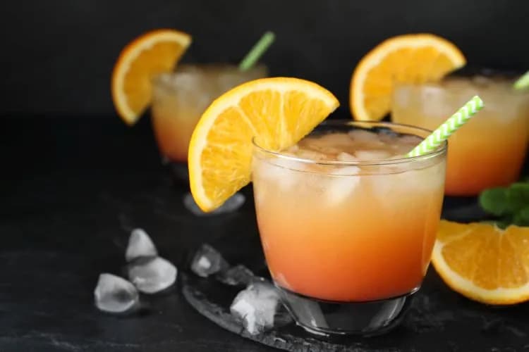 Pyszny drink z sokiem pomarańczowym i syropem malinowym, który orzeźwia