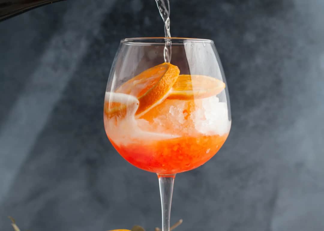 Najlepsze przepisy na drinki z cydrem, które zaskoczą Twoich gości