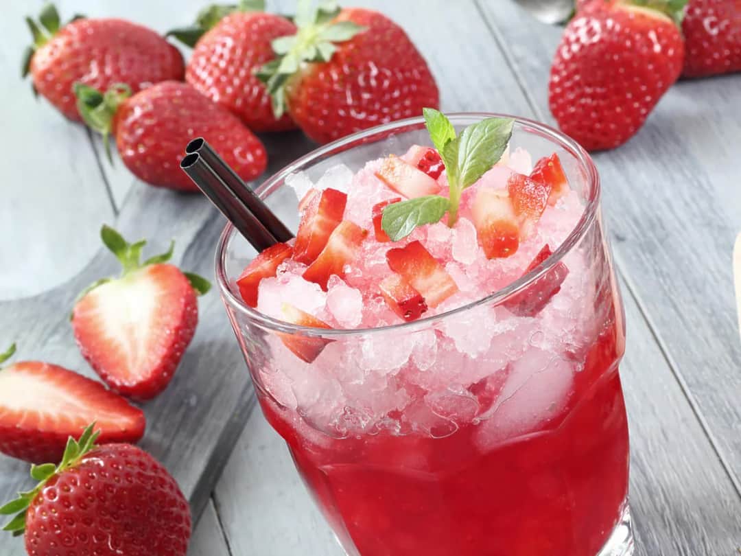 Pyszny drink z mrożonych truskawek i wódki, który zachwyci każdego