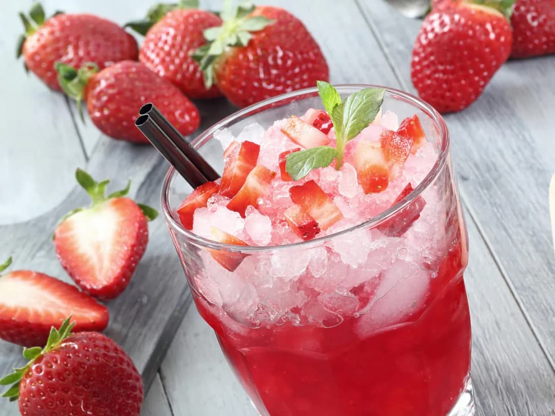 Pyszny drink z mrożonych truskawek i wódki, który zachwyci każdego