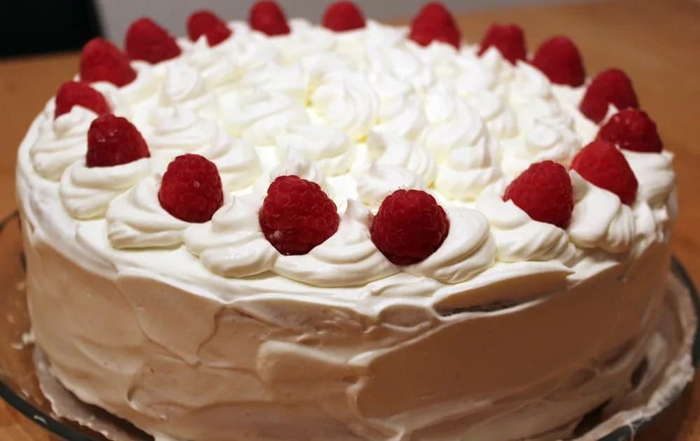 Jak udekorować tort na roczek - proste i kreatywne pomysły na urodziny