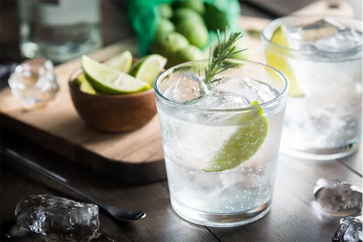Najlepsze drinki z blue gin, które zaskoczą Twoje kubki smakowe