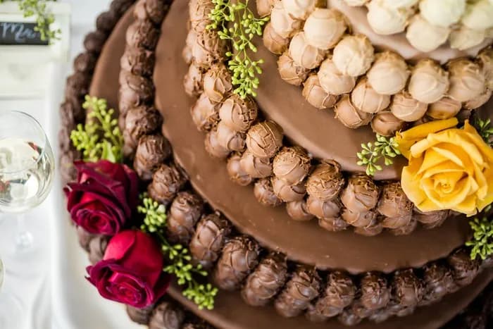 Jak zrobić tort ze słodyczy i alkoholu, który zachwyci gości