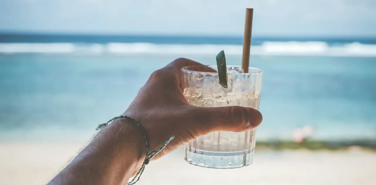 Najlepsze orzeźwiające drinki na lato - idealne na każdą okazję