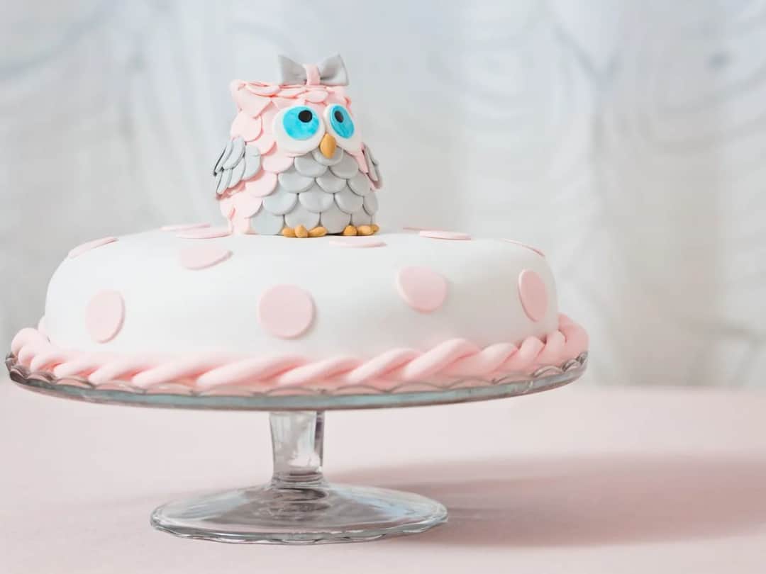 Jak położyć masę cukrową na tort i uniknąć najczęstszych błędów