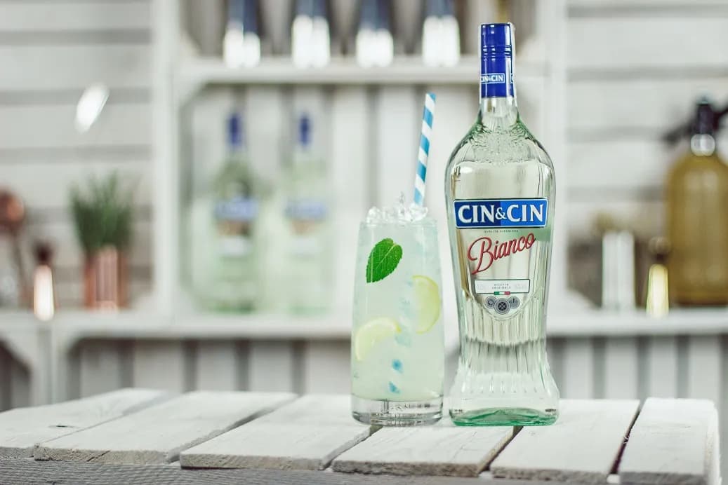 Pomysły na drinki z cin cin, które zachwycą Twoich gości