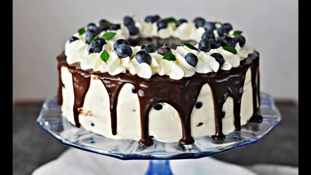 Jak zrobić idealną polewę czekoladową na tort – prosty przepis bez grudek