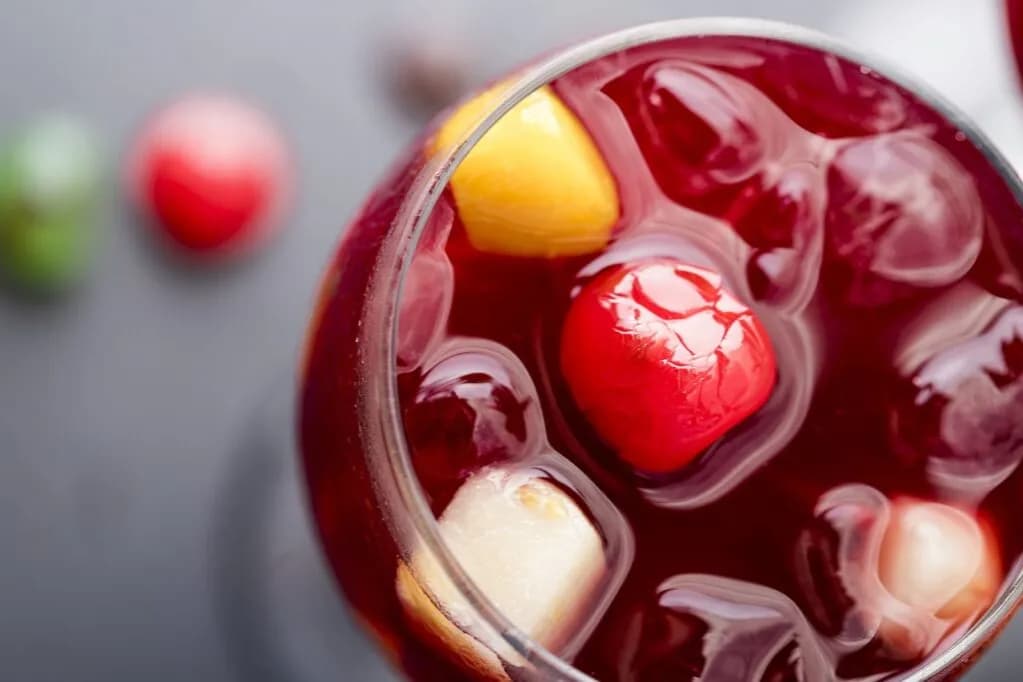 Najlepsze drinki z czerwonym winem, które zaskoczą Twoich gości