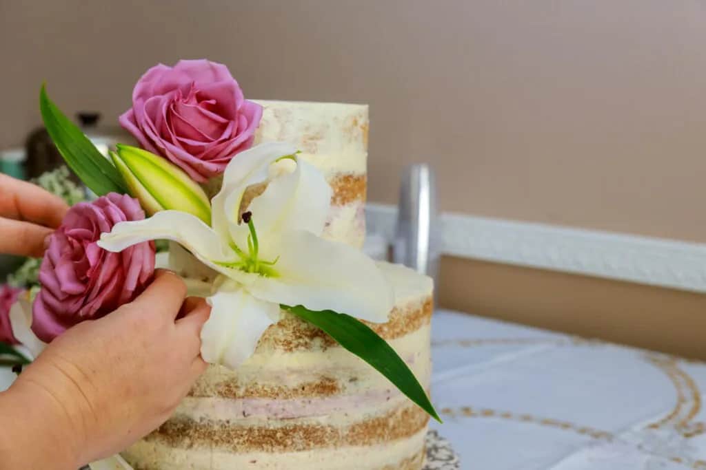 Jakie żywe kwiaty na tort: bezpieczne i jadalne opcje dekoracyjne