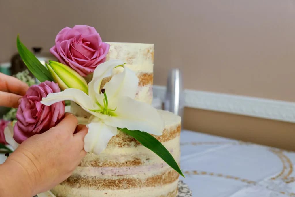 Jakie żywe kwiaty na tort: bezpieczne i jadalne opcje dekoracyjne