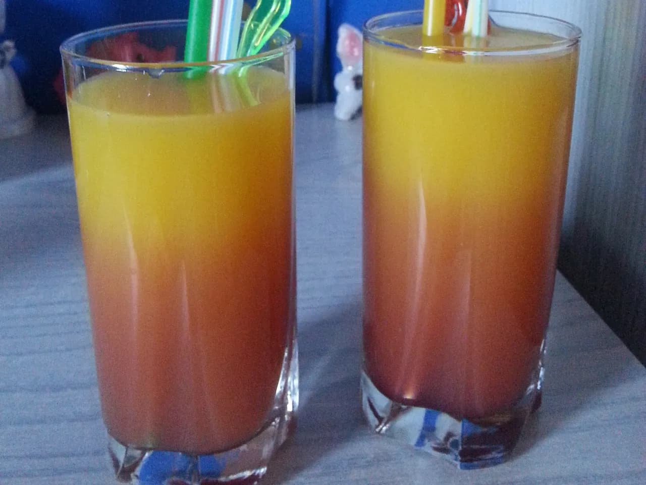 Orzeźwiający drink ze spritem i sokiem malinowym na letnie wieczory