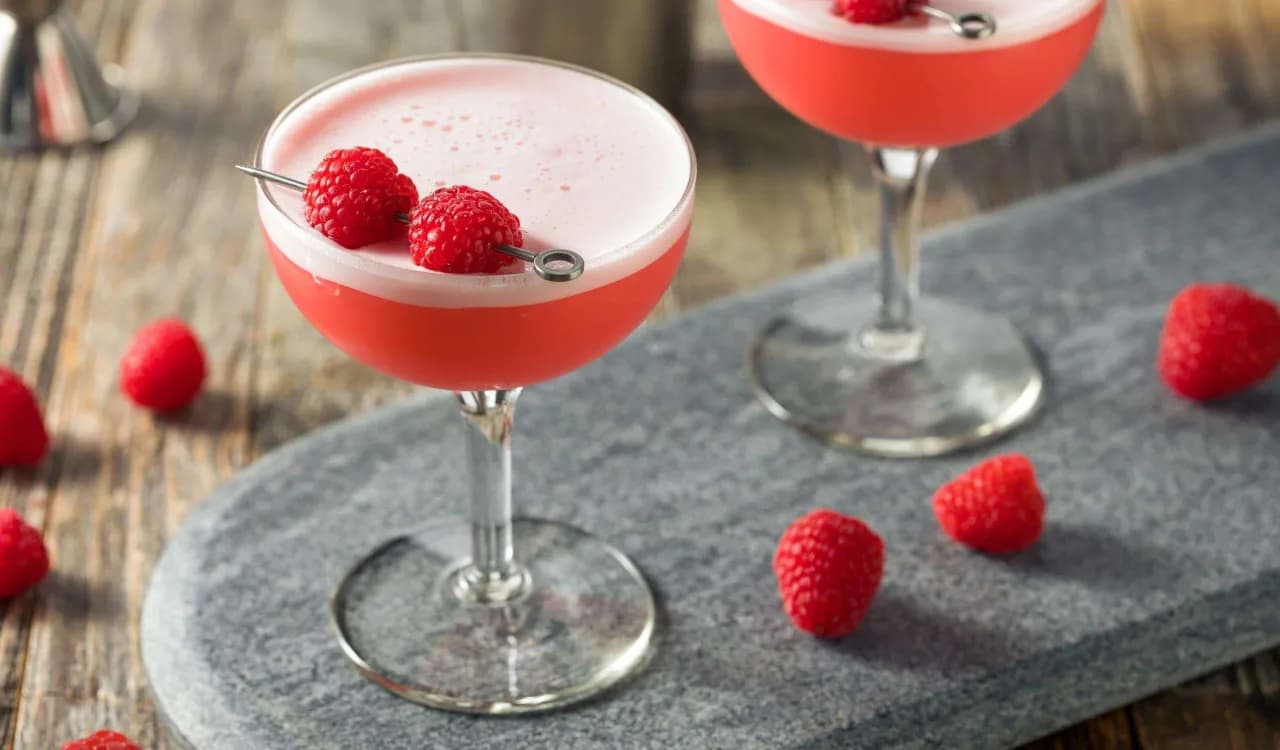 Pyszne drinki z sokiem malinowym, które zachwycą Twoich gości