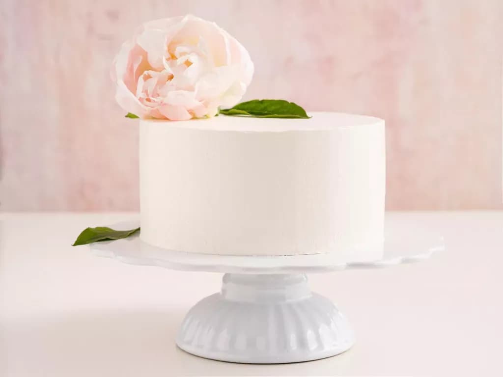 Czym otynkować tort? Odkryj najlepsze kremy i techniki dekoracji