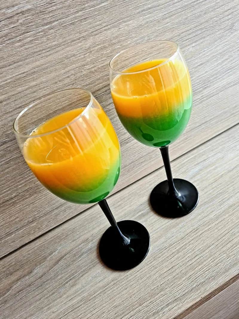 Najlepsze przepisy na drinki z syropem Blue Curacao, które zachwycą