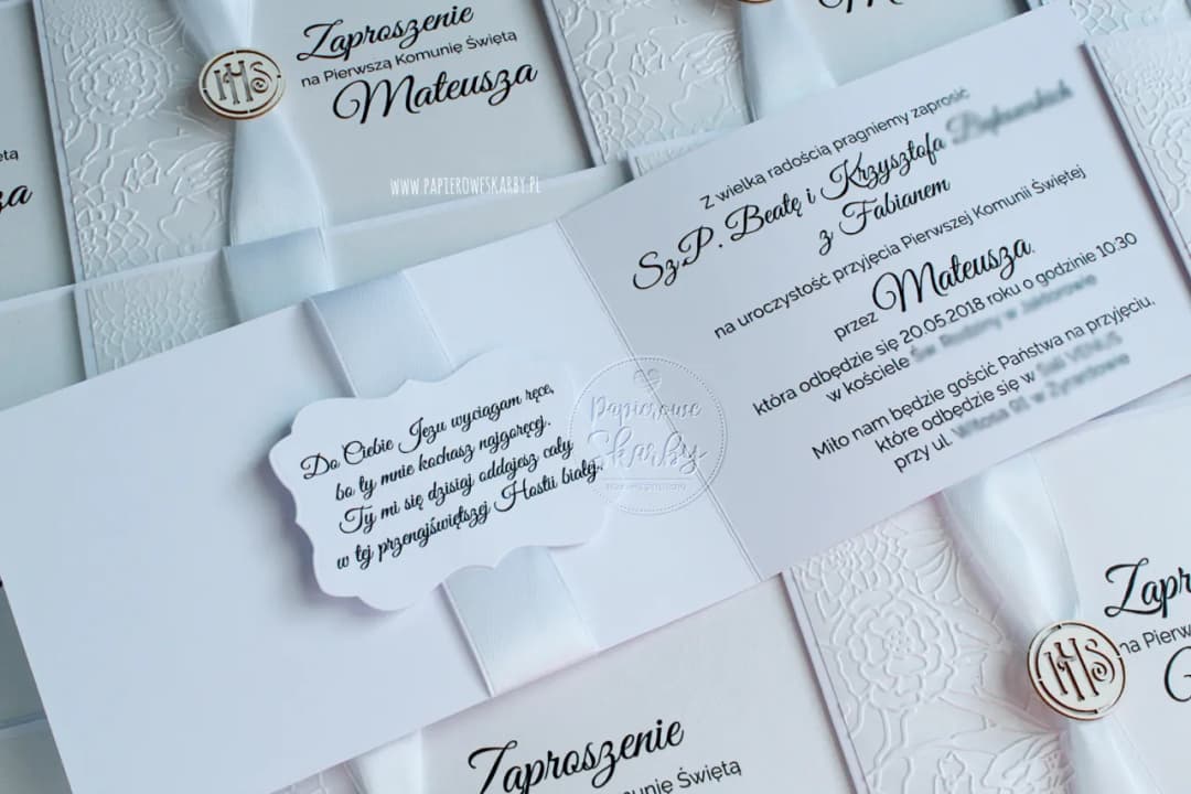 Jak się pisze zaproszenie na komunię? Przykłady i porady, które pomogą
