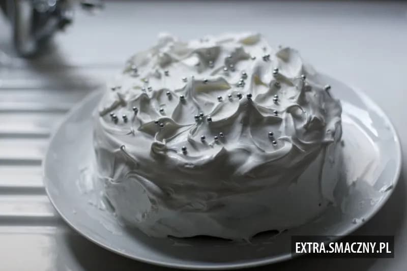 Jak pokroić tort bezowy bez uszkodzeń – proste triki i wskazówki